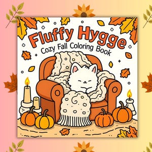 Pu&ograve; includere: Un libro da colorare quadrato intitolato "Fluffy Hygge Cozy Fall Coloring Book" presenta un gatto dei cartoni animati rannicchiato in una poltrona arancione. Zucca, candele e foglie d'autunno circondano il gatto, creando una calda scena autunnale.