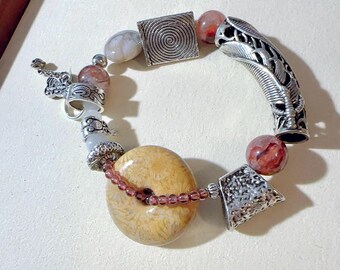 Pulsera de coral fosilizado y piedra jadeizada