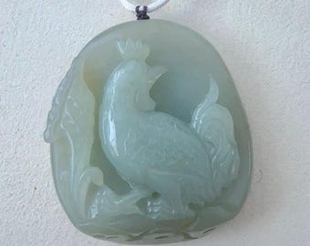 Collar con colgante de gallo de nefrita tallado a mano, jade natural con textura original, joyería única hecha a mano.