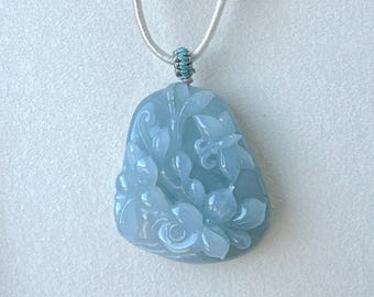 ブルージェダイトの花と蝶のペンダント：手彫りの天然翡翠ジュエリー