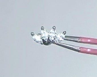 Brinco de titânio com cravação de diamantes e parte traseira plana – *Peça única*