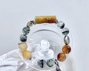 Pulsera de piedras preciosas mixtas: cuarzo fantasma verde, cuarzo rutilado y jade amarillo con dijes de plata.