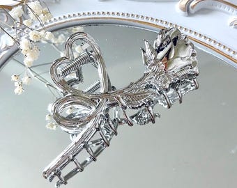 Pinza para el pelo con forma de rosa plateada hecha a mano: elegante accesorio floral de metal.