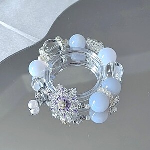 Pulsera de calcedonia azul y cuarzo transparente: joyería artesanal de ensueño con dijes de copos de nieve