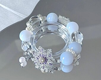 Pulsera de calcedonia azul y cuarzo transparente: joyería artesanal de ensueño con dijes de copos de nieve
