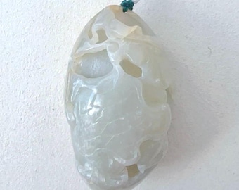 Colgante vintage de jade nefrita con flores talladas. Elaborado artesanalmente con estructura de piedra natural.