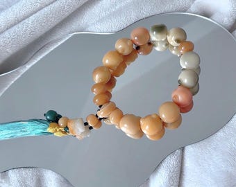 Adorno de mano con forma de gato de raíz de Bodhi tallada (cuentas hechas a mano)