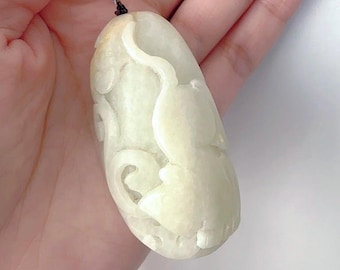Colgante de jade nefrita tallado a mano: piedra natural con textura original