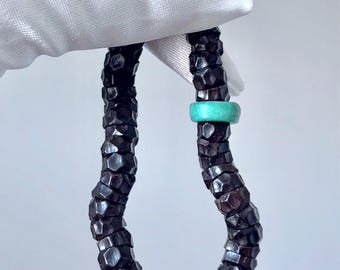 Pulsera de cuentas de cáscara de coco con turquesa: joyería espiritual minimalista hecha a mano