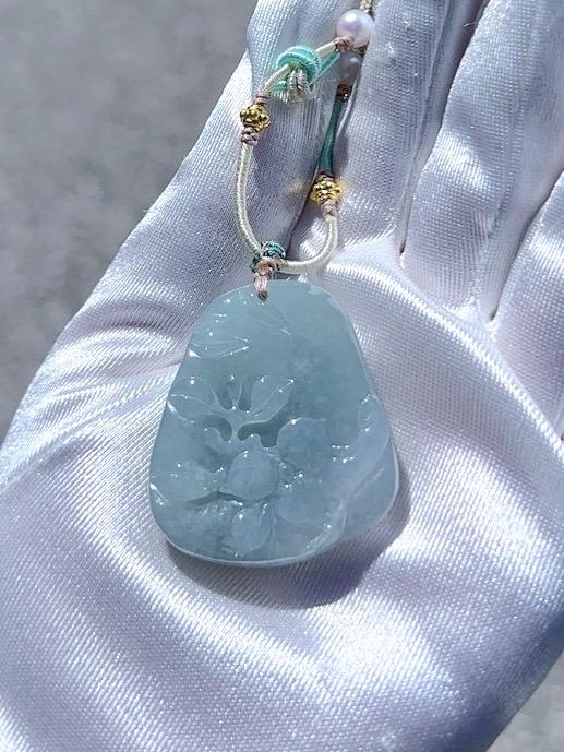 ブルージェダイトの花と蝶のペンダント：手彫りの天然翡翠ジュエリー