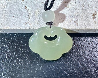 Collar con candado Ping An de nefrita verde lago