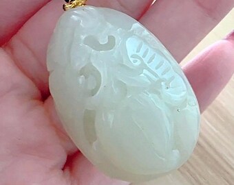Colgante floral de nefrita tallado a mano: características originales de la piedra conservadas