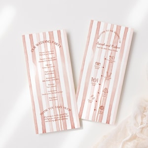 Op de afbeelding: Twee trouwprogramma's met een aquarel gestreept ontwerp in roze en witte tinten. De programma's bevatten tekst zoals "Our Wedding Party" en "Welcome to the Wedding of Sarah and Robert."