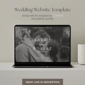 Può includere: Un laptop mostra un modello di sito web di matrimonio con i nomi "Sarah e Robert" e la data "07 agosto". È visibile anche il testo "Wedding Website Template" e "Modifica facilmente il modello in Canva". A destra c'è una tazza di ceramica bianca.