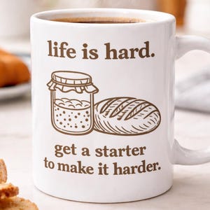 Taza "La vida es dura" (Consigue una masa madre para que sea aún más difícil), regalo divertido de masa madre, taza de panadero, taza para amantes del pan, chiste sobre la masa madre
