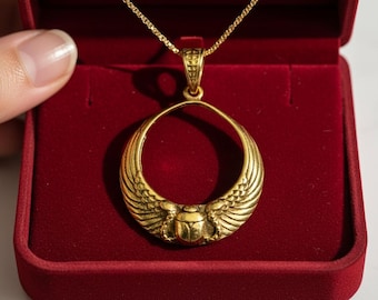 Gouden gevleugelde zonneschijf scarabee, Egyptische revival talismanketting