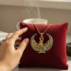 Collar grande con la imagen de Isis alada, colgante de oro con turquesa y ágata roja de la diosa egipcia, amuleto de protección sagrada. imagen 9