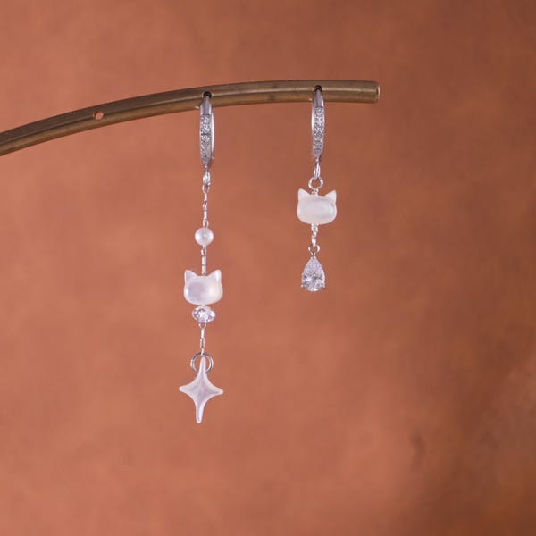 星付き猫のイヤリング、マザーオブパールフープ、ミスマッチイヤリング、繊細な天体ジュエリー、猫好きへのギフト、ハンドメイドギフト