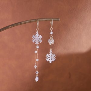 Schneeflocke Ohrringe, asymmetrische natürliche Perlmutt Ohrringe, Sterling Silber Creolen, Boho baumeln Ohrringe, Weihnachtsgeschenk