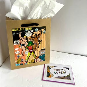 Sacola de presente e cartão comemorativo da história em quadrinhos She-Hulk
