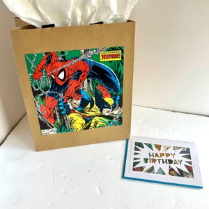 Sacola de presente e cartão comemorativo da história em quadrinhos do Homem-Aranha