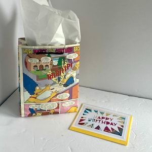 Sacola de presente e cartão comemorativo da revista em quadrinhos dos Simpsons