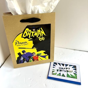 Sacola de presente e cartão comemorativo do livro Batman