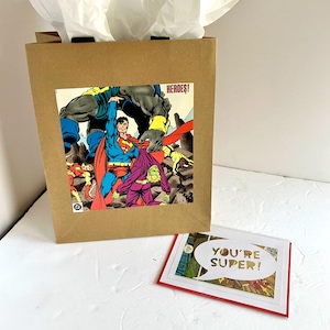Sacola de presente e cartão comemorativo do livro Superman