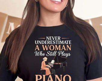 Camiseta "Nunca subestimes a una mujer que todavía toca el piano a los ochenta", divertida camiseta de pianista, camiseta para amantes de la música y profesora de piano.
