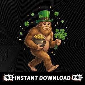 Può includere: Illustrazione di un cartone animato di un Bigfoot con un cappello da leprecauno verde e che tiene una pentola d'oro e un mazzo di trifogli. Lo sfondo è nero con linee ondulate bianche e trifogli.