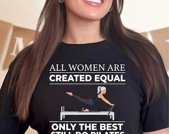Camiseta "Todas las mujeres son iguales. Solo las mejores siguen haciendo pilates a los setenta", regalo divertido de pilates, camiseta gráfica para amantes del fitness.