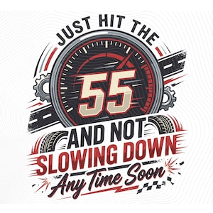 Peut inclure: Conception graphique avec un compteur de vitesse, le chiffre 55 et le texte "JUST HIT THE 55 AND NOT SLOWING DOWN ANY TIME SOON". Le design comprend des traces de pneus, des engrenages et un drapeau à damier.