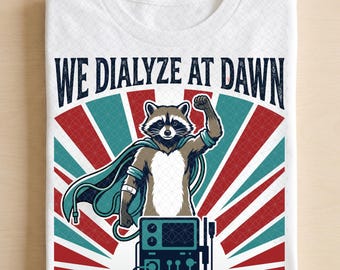 We dialyze at Dawn png, dialyseverpleegkundige en technisch sublimatieontwerp, hemodialyse nefrologiecadeau, wasbeersuperheld retro medische humor