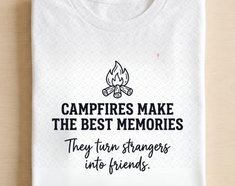 Kampvuren maken de beste herinneringen PNG, ze veranderen vreemden in vrienden Citaat, campingsublimatieontwerp, vreugdevuur buitenshirt grafisch
