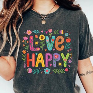 „Live Happy“ (PNG), farbenfrohes Blumenzitat-Design, inspirierende Typografie (PNG), süßes Frühlingsblumen-Shirt-Sublimationsmotiv, digitaler Download Bild 7