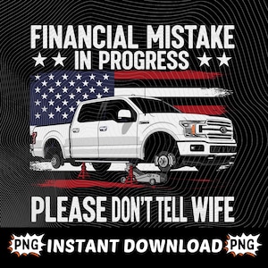 Könnte beinhalten: Illustration eines weißen Pickups mit der amerikanischen Flagge im Hintergrund, aufgebockt. Text: "FINANCIAL MISTAKE IN PROGRESS" und "PLEASE DON'T TELL WIFE". Schwarzer Hintergrund mit Wellenmuster.