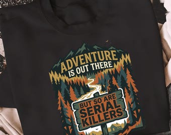 Avontuur is er, maar seriemoordenaars ook png, grappig campingcitaat sublimatieontwerp, vintage buitenhumor digitale download