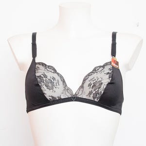 Black triangle bra lace  dead stock Vintage 80s