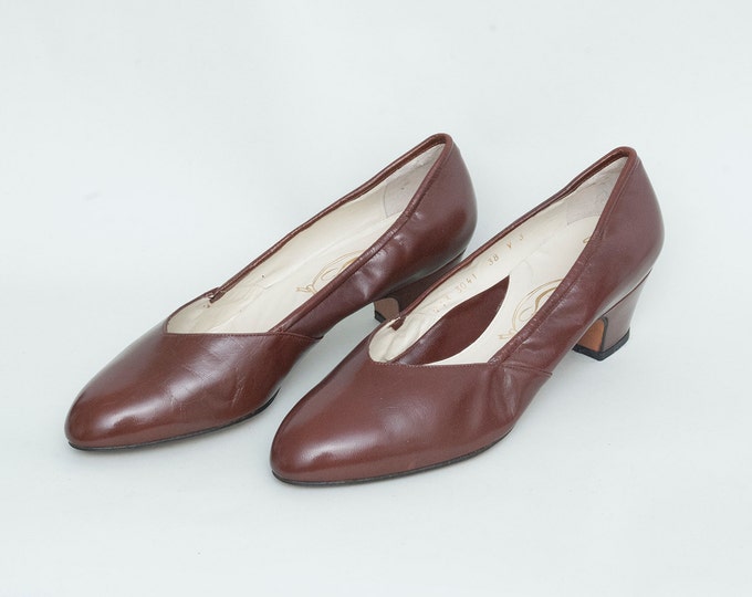 Size 8 NOS Vintage Brown low heels pumps