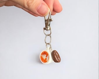 Llavero de arte latte con dije de grano de café – Accesorio para bolso inspirado en baristas / Mini llavero de latte para amantes del café – Taza de café hecha a mano