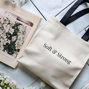 Bolsa de mano suave y resistente / Regalo de empoderamiento femenino / Merchandising minimalista de salud mental / Bolsa de afirmación / Colección Simply Gina Soft N Strong