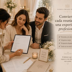 Puede incluir: Una tableta digital con un formulario de planificador, un cuaderno de espiral, un bolígrafo dorado, una vela pequeña y un cartel que dice Every detail matters. El texto a la derecha dice: PLANIFICA. ORGANIZA. IMPRESIONA. Convierte cada reunión en una experiencia profesional.