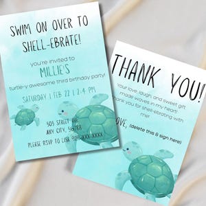 Puede incluir: Dos invitaciones con un diseño de acuarela. Una dice "Swim on over to Shell-ebrate!" e invita a los invitados a la fiesta de cumpleaños de Millie. La otra dice "Thank You!" y tiene un mensaje de agradecimiento. Ambas presentan tortugas de dibujos animados.