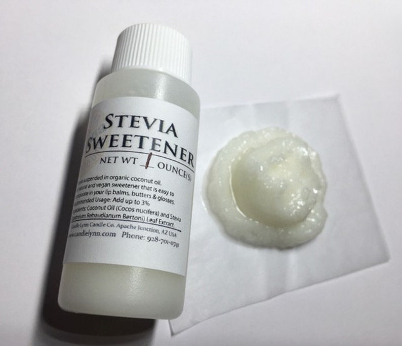 Peut inclure: Un petit flacon transparent avec une &eacute;tiquette blanche sur laquelle est inscrit "Stevia Sweetener Net Wt 1 Ounce". Le flacon est pos&eacute; sur une surface blanche &agrave; c&ocirc;t&eacute; d'une petite goutte blanche d'une substance.