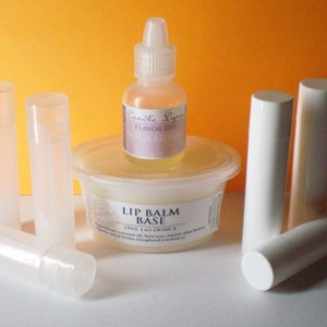 Puede incluir: Un conjunto de suministros para bálsamo labial que incluye un recipiente de plástico transparente de base de bálsamo labial, una pequeña botella de aceite aromático y cinco tubos de plástico transparentes para bálsamo labial.