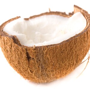 Peut inclure: Une moiti&eacute; de coque de noix de coco brune avec la chair de noix de coco blanche &agrave; l'int&eacute;rieur. La noix de coco est pos&eacute;e sur un fond blanc.
