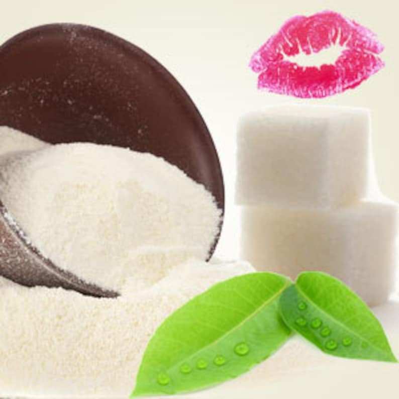 Peut inclure: Un bol de poudre blanche, une pile de cubes de sucre blanc et des feuilles vertes avec des gouttelettes d'eau. L'image comprend &eacute;galement une marque de baiser de rouge &agrave; l&egrave;vres rose.