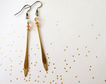 Long arrow brass drop earrings with freshwater pearls and glass beads - Clementine