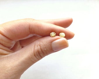 Small faceted resin glittery jewel stud earrings - Glitter Drops in honey caramel