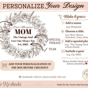 Pu&ograve; includere: Un modello di design personalizzato con ghirlanda floreale e testo. Il design include richieste per aggiungere un nome, un titolo, una frase speciale e un anno. Il testo recita "Dear Margaret MOM The Vintage Soul Love You Always Too Est. 1985."